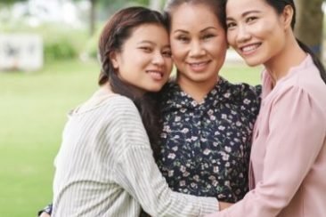 happy-family-CTP93LQ Mujeres abrazadas felices