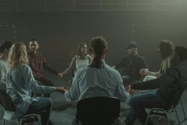 pexels-tima-miroshnichenko-5710951 Sesión de terapia grupal